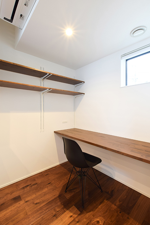 リビングの一角に設けた書斎スペース。エアコン配管を隠すため、あえて天井を低くしたことで家族空間にいながらも作業に集中できる設計となっている