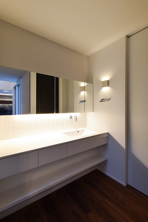 W1700の幅広い洗面化粧台なら、朝の込み合う時間帯でも2～3人並んで使用できる。鏡の裏はすべて収納として使える